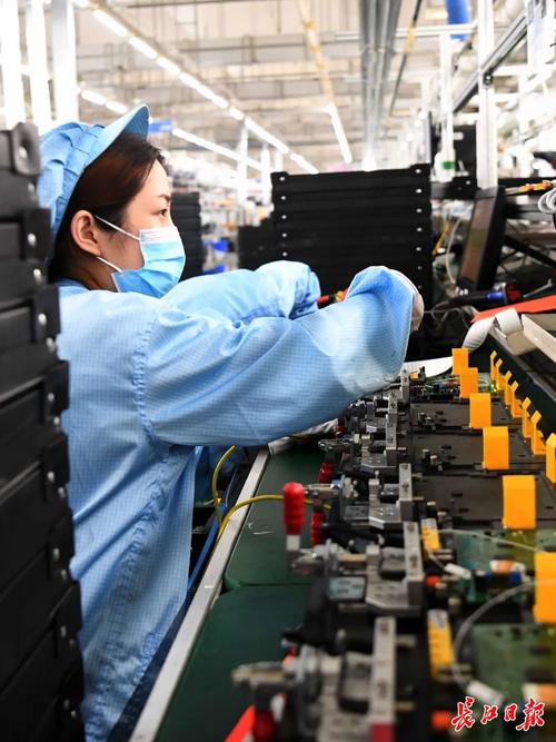 图为检验人员在检测产品. 长江日报记者高勇 通讯员李胜瑭 摄